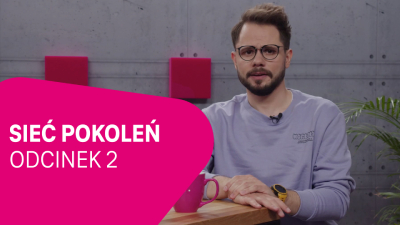 Zdjęcie przedstawia mężczyznę w okularach i fioletowej bluzie. Po lewej stronie znajduje się różowy kształt z tekstem SIEĆ POKOLEŃ ODCINEK 2.
