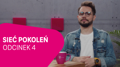 Zdjęcie przedstawia mężczyznę w okularach, białej koszulce i jeansowej kurtce. Po lewej stronie znajduje się różowy kształt z tekstem SIEĆ POKOLEŃ ODCINEK 4.