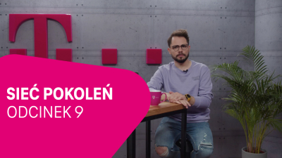 Zdjęcie przedstawia mężczyznę w okularach i fioletowej bluzie. Po lewej stronie znajduje się różowy kształt z tekstem SIEĆ POKOLEŃ ODCINEK 9.