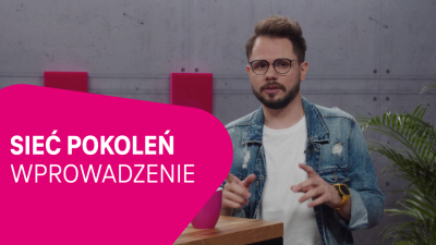 Zdjęcie przedstawia mężczyznę w okularach, białej koszulce i jeansowej kurtce. Po lewej stronie znajduje się różowy kształt z tekstem SIEĆ POKOLEŃ WPROWADZENIE.