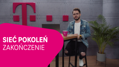 Zdjęcie przedstawia mężczyznę w okularach, białej koszulce i jeansowej kurtce. Po lewej stronie znajduje się różowy kształt z tekstem SIEĆ POKOLEŃ ZAKOŃCZENIE.