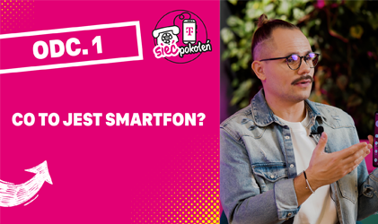 Zdjęcie z prezentacji wideo, po lewej stronie różowe tło z napisem ODC. 1 CO TO JEST SMARTFON? i logo Sieci Pokoleń T-Mobile. Po prawej stronie mężczyzna w okularach i jeansowej kurtce gestykuluje rękami.
