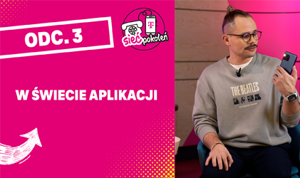 Zdjęcie z prezentacji wideo, po lewej stronie różowe tło z napisem ODC. 3 W ŚWIECI APLIKACJI i logo Sieci Pokoleń T-Mobile. Po prawej stronie mężczyzna w okularach i szarej bluzie patrzy na smartfona.