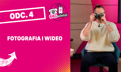 Zdjęcie z prezentacji wideo, po lewej stronie różowe tło z napisem ODC. 4 FOTOGRAFIA I WIDEO i logo Sieci Pokoleń T-Mobile. Po prawej stronie mężczyzna w białym swetrze robi zdjęcie aparatem.