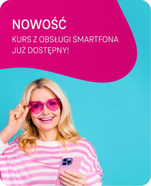 Baner reklamowy z napisem NOWOŚĆ KURS Z OBSŁUGI SMARTFONA JUŻ DOSTĘPNY! na górze, a na dole uśmiechnięta kobieta w różowych okularach w kształcie serca i różowo-białym swetrze w paski.